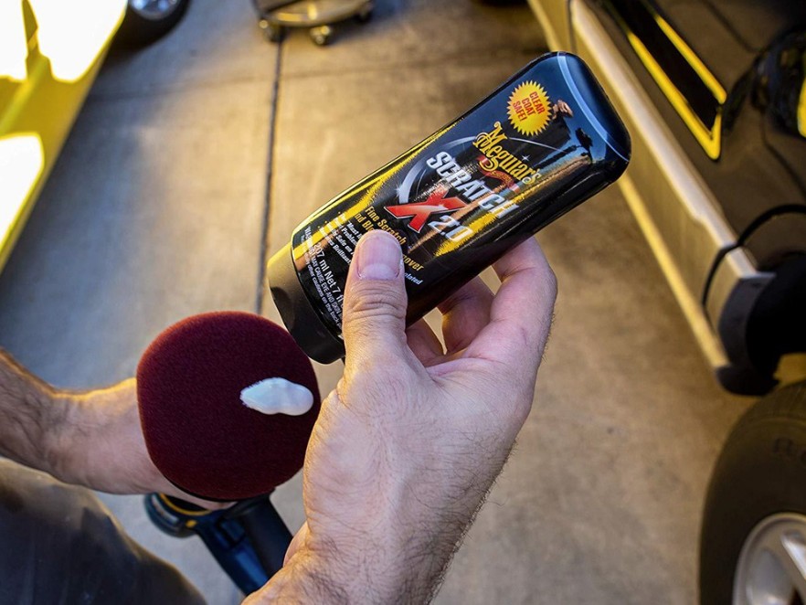 Meguiar's G10307 - Dung dịch tẩy ố, xóa xước, làm sạch nhựa cây sơn xe ô tô 5 Thoa một lượng nhỏ meguiars g10307 lên miếng xốp