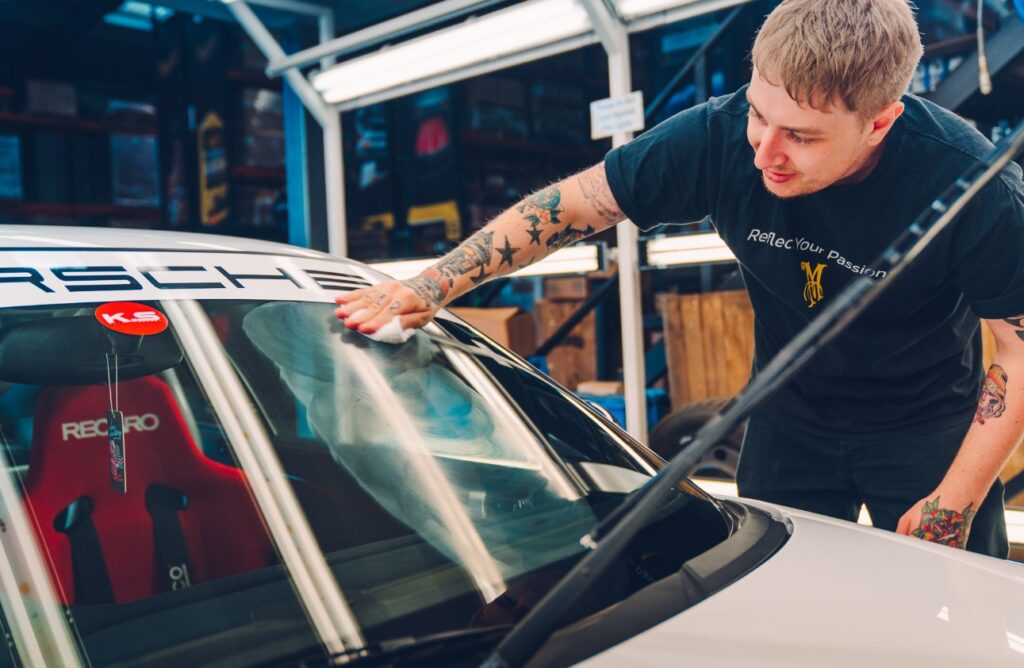 Phủ nano kính xe chống bám nước