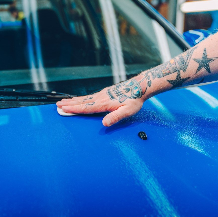 Xoa đều Meguiar's G1001EU lên bề mặt sau khi xịt dung dịch