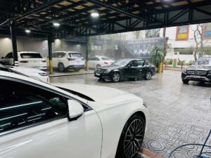 xuong dich vu rua xe to va dep giua trung tam thanh pho