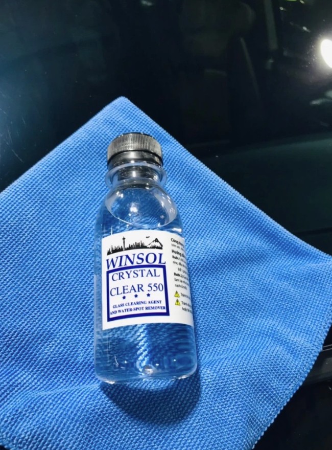 Dung dịch tẩy ố mốc trên kính, sơn Wilson Crystal Clear CC550 1 Wilson Crystal Clear CC550: Giải pháp Tẩy ố hiệu quả cho bề mặt kính