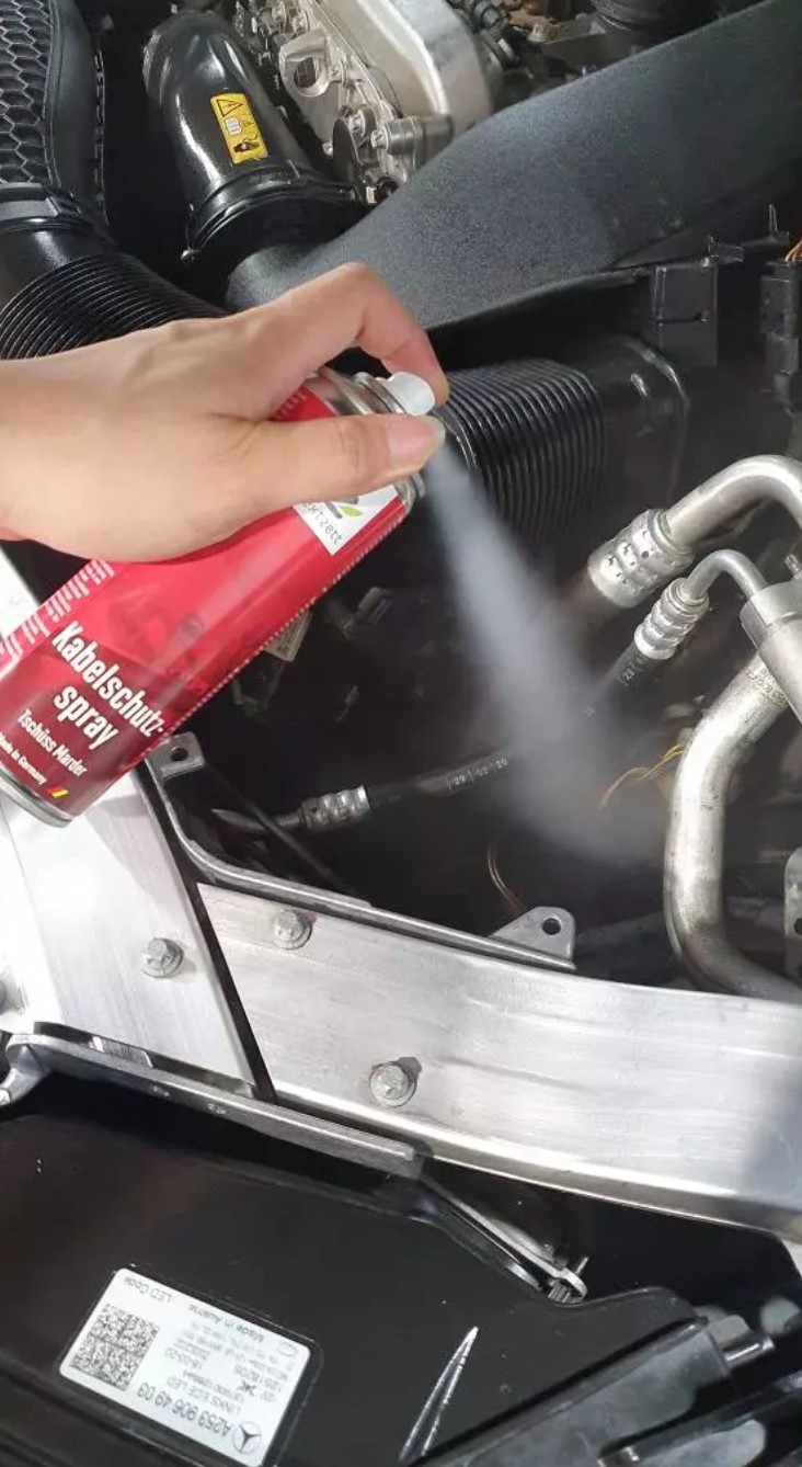 Xịt Nextzett Kabelschutz đều lên bề mặt cần bảo vệ