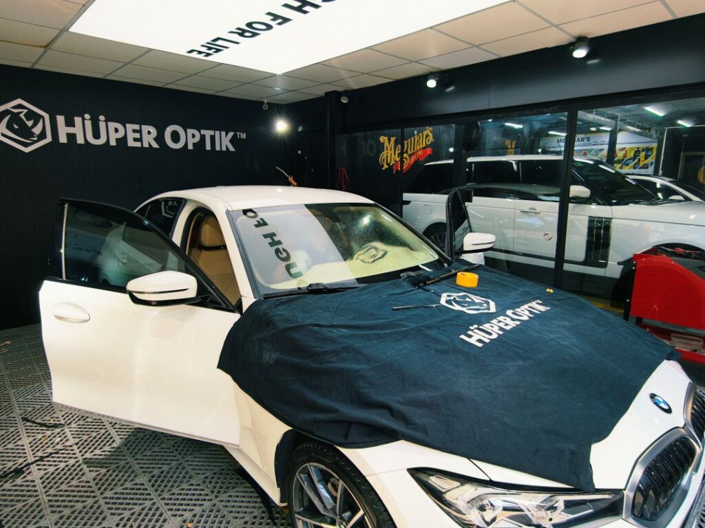 Quy Trình Dán Phim Cách Nhiệt Huper Optik Chuẩn 6 Bước Tại AutoSpa Việt Nam