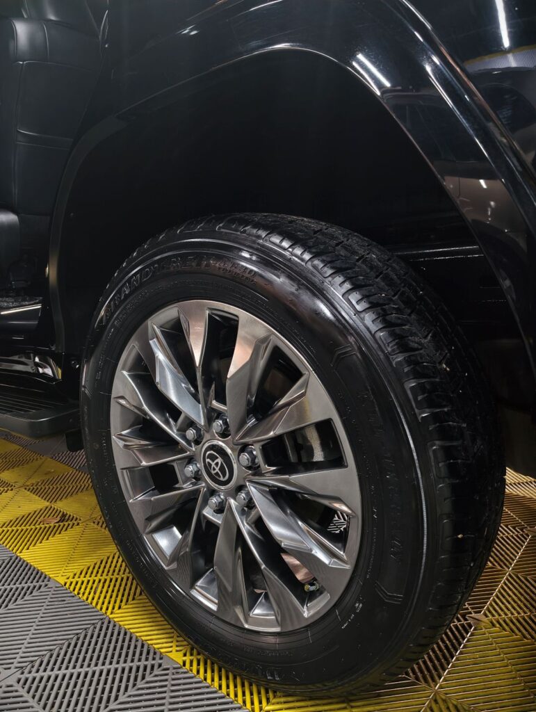 Quickspa - dịch vụ chăm sóc nhanh toàn diện chỉ trong 6 bước tại AutoSpa Việt Nam 18 Lốp được dưỡng cẩn thận